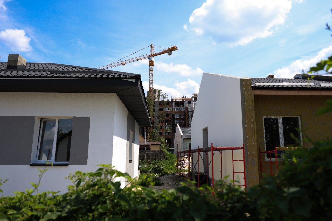 В Ірпені відбудовують зруйнований росіянами приватний сектор