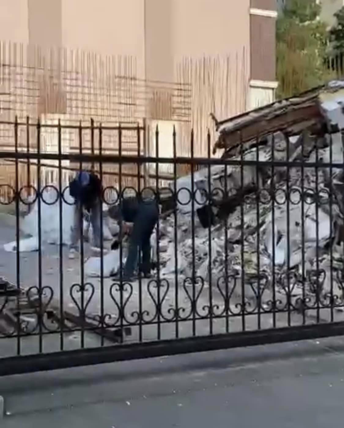 Залишки садиби Зеленських розбирають попри заборону суду