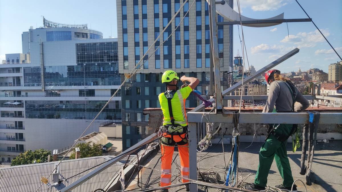У Києві демонтували величезну рекламу з висоти 30 метрів