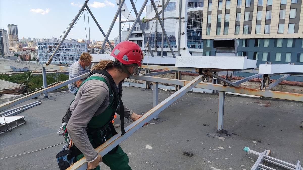 У Києві демонтували величезну рекламу з висоти 30 метрів