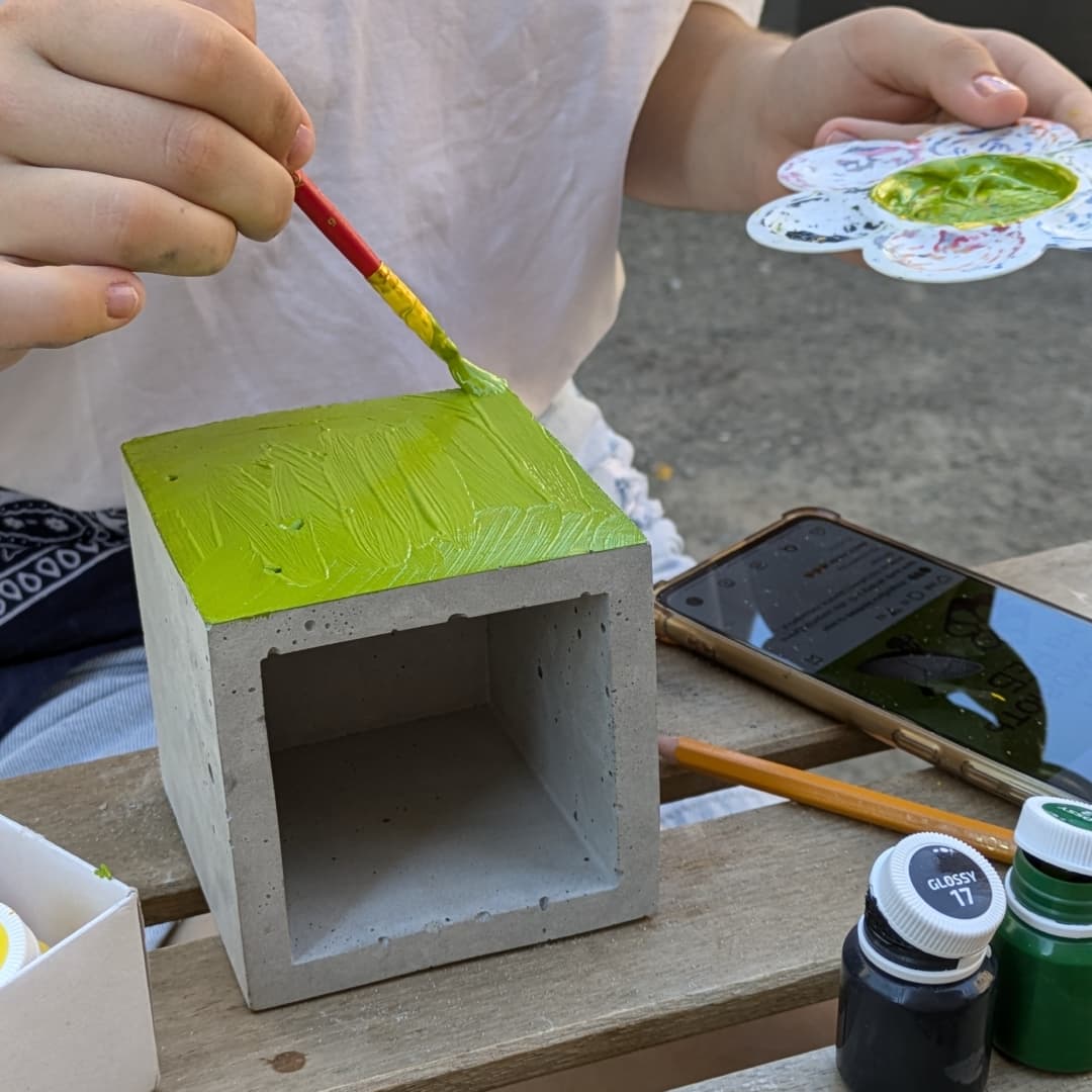 Активісти почали встановлювати у Києві громадські попільнички