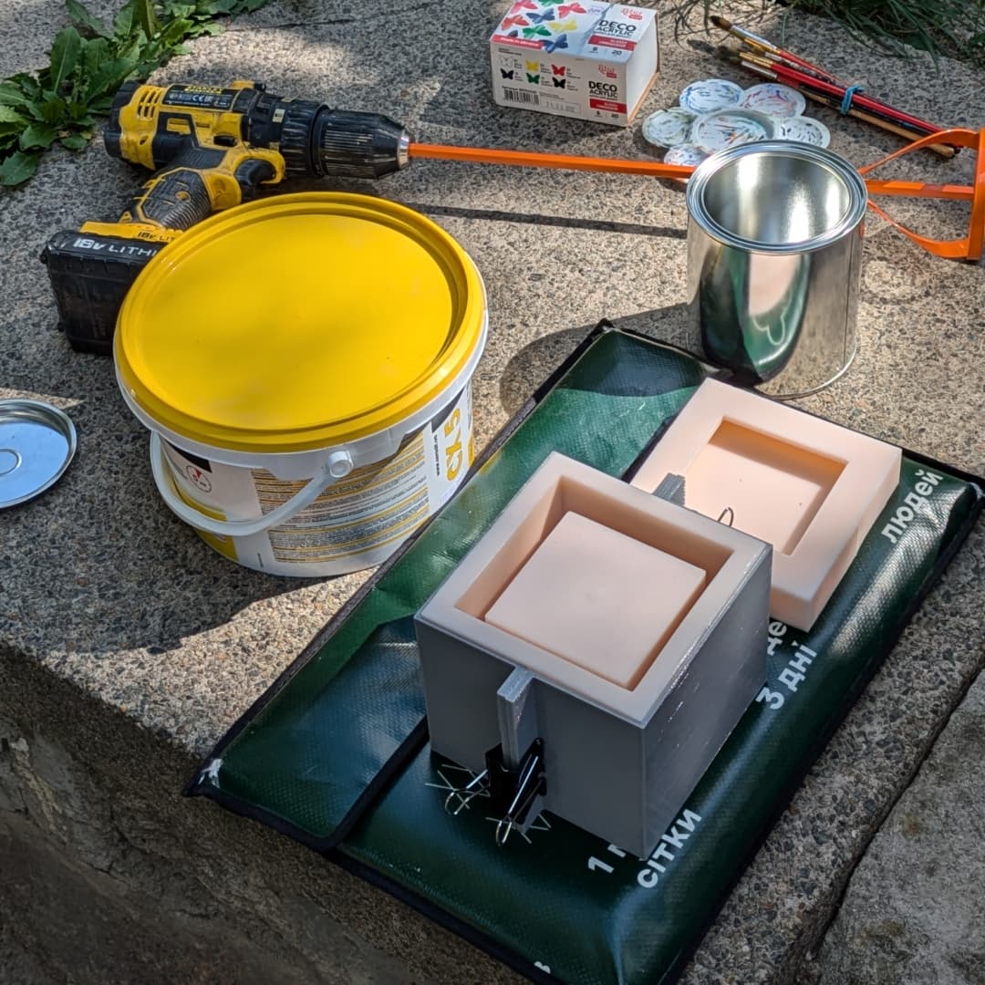 Активісти почали встановлювати у Києві громадські попільнички