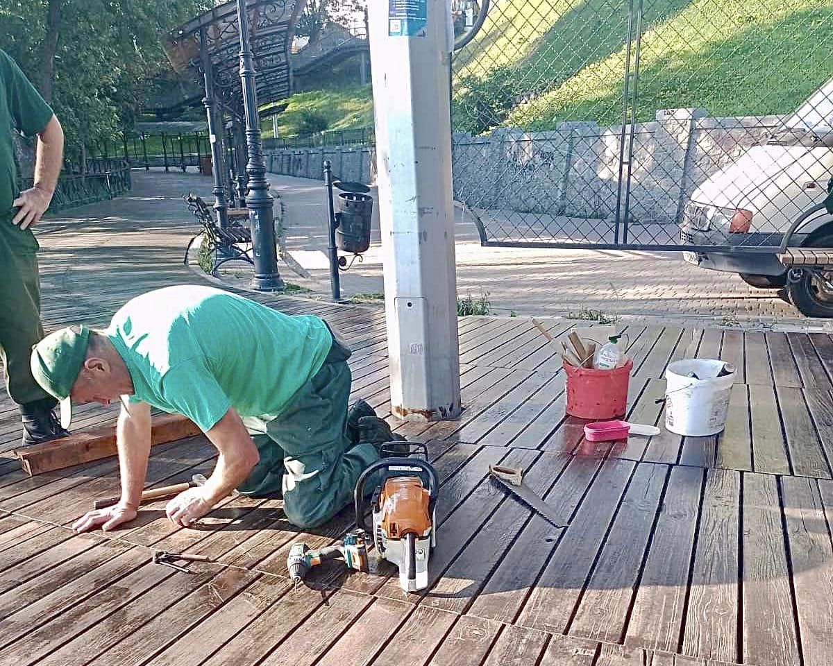 На Алеї художників оновлюють дерев'яне покриття