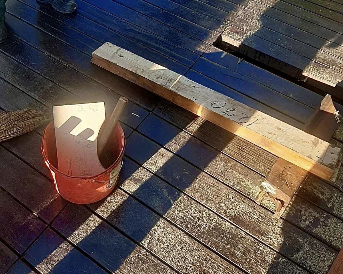 На Алеї художників оновлюють дерев'яне покриття