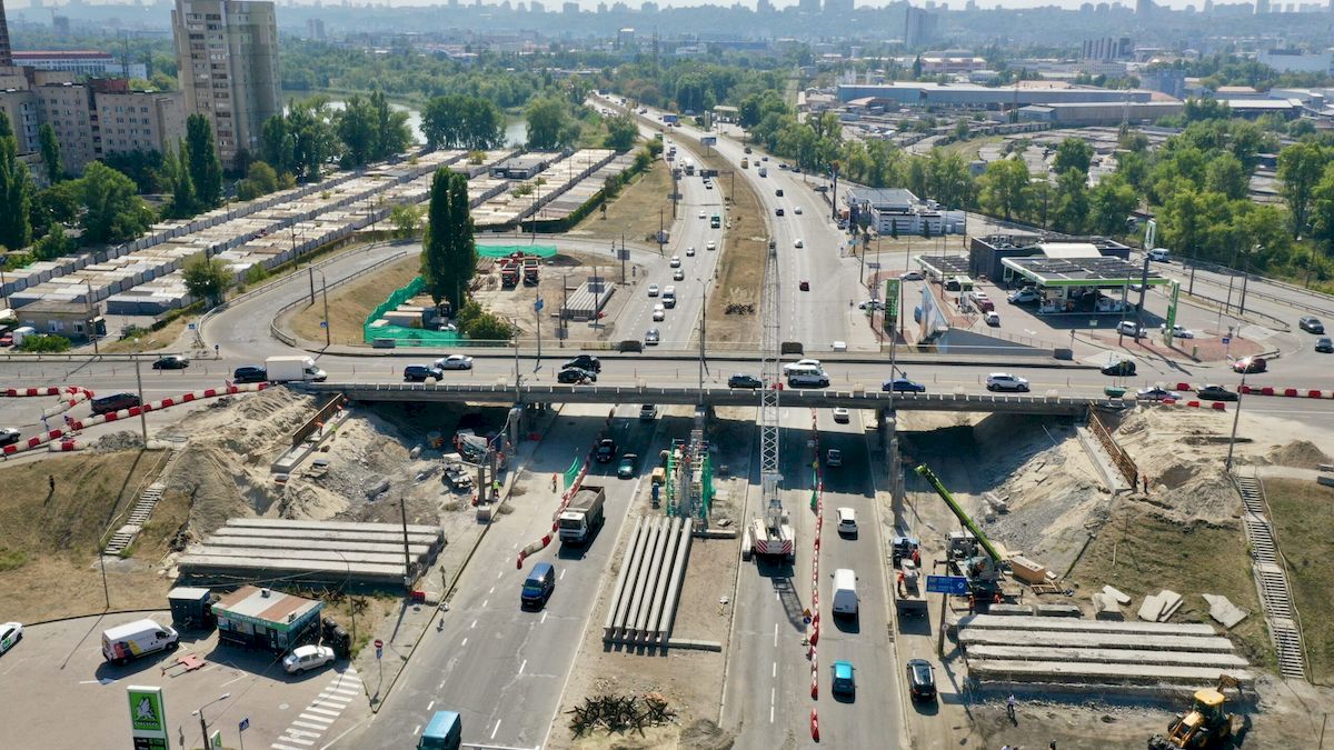 На Оболоні відновлюють аварійний шляхопровід: