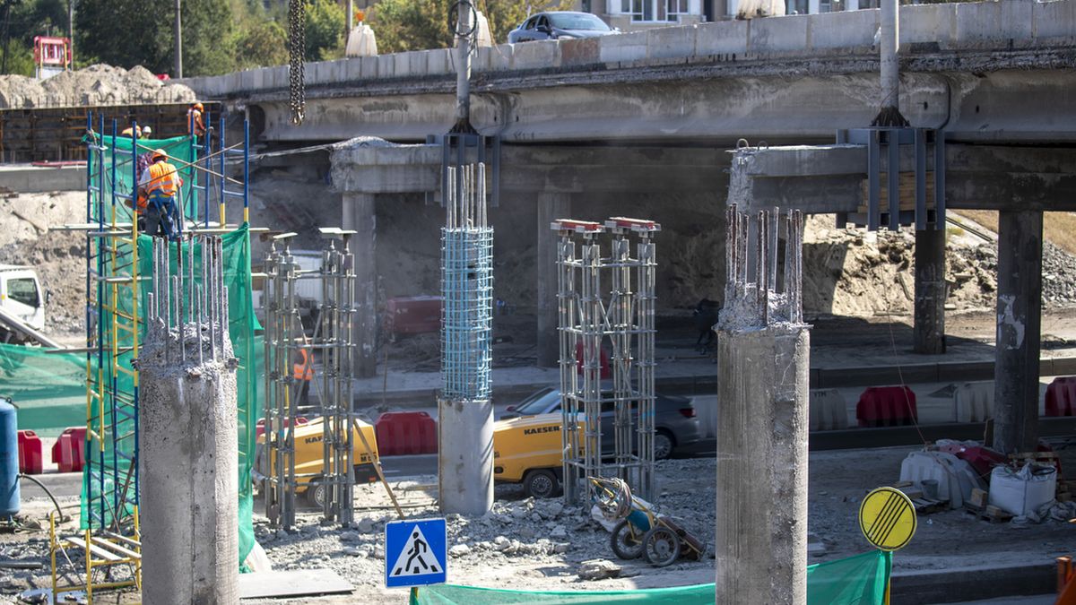 На Оболоні відновлюють аварійний шляхопровід: