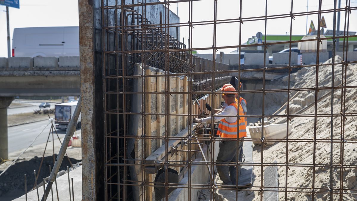 На Оболоні відновлюють аварійний шляхопровід: