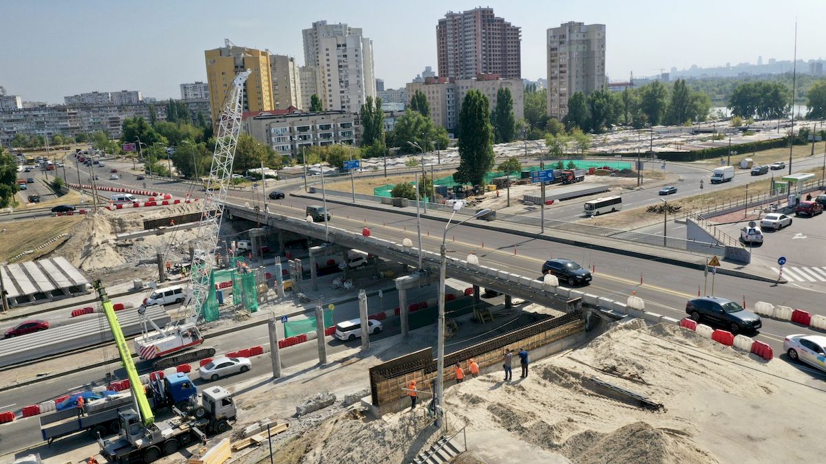 На Оболоні відновлюють аварійний шляхопровід: