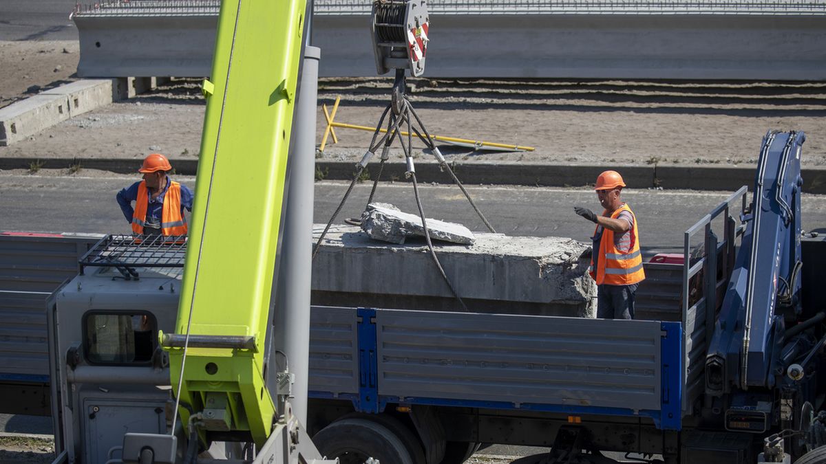 На Оболоні відновлюють аварійний шляхопровід
