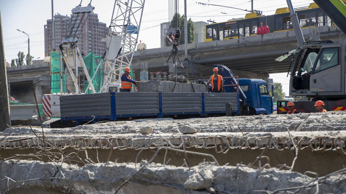 На Оболоні відновлюють аварійний шляхопровід