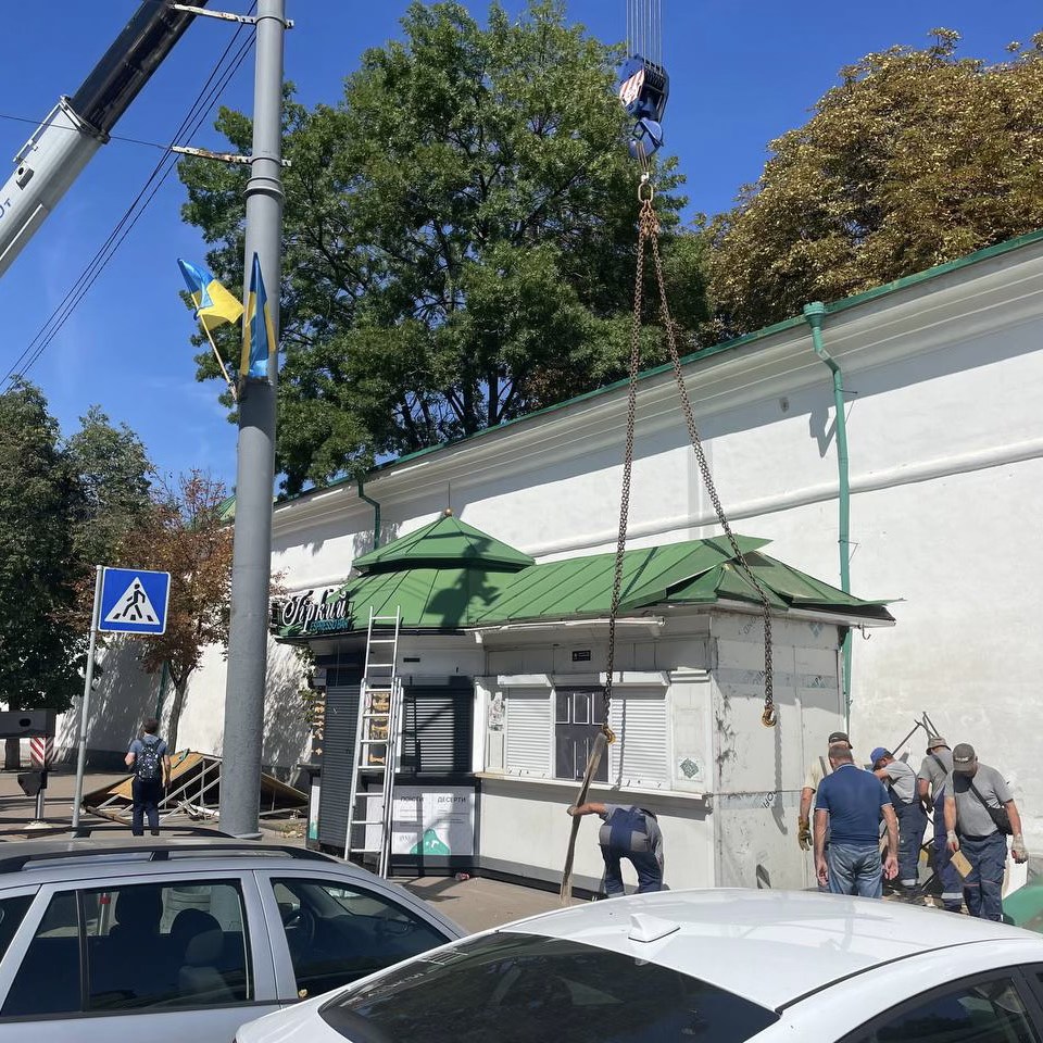 Скільки незаконних споруд демонтували у Києві за літо