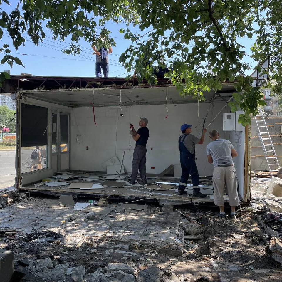 Скільки незаконних споруд демонтували у Києві за літо