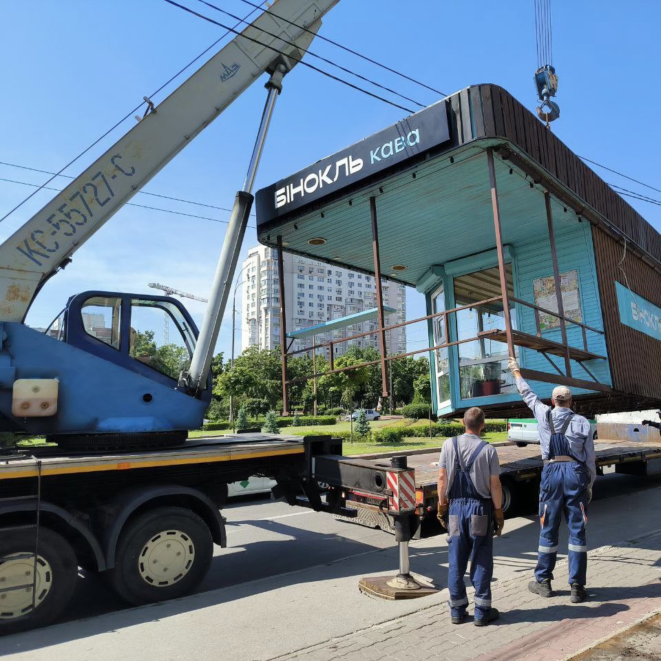 Скільки незаконних споруд демонтували у Києві за літо