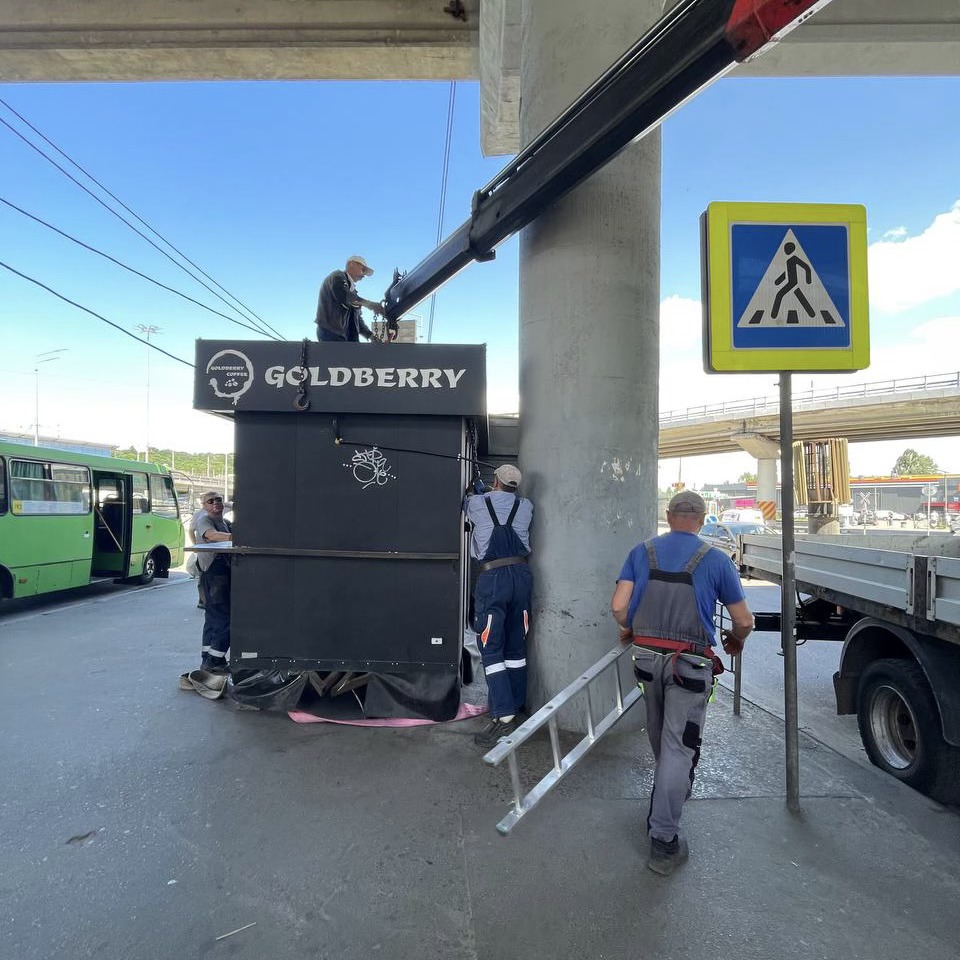 Скільки незаконних споруд демонтували у Києві за літо