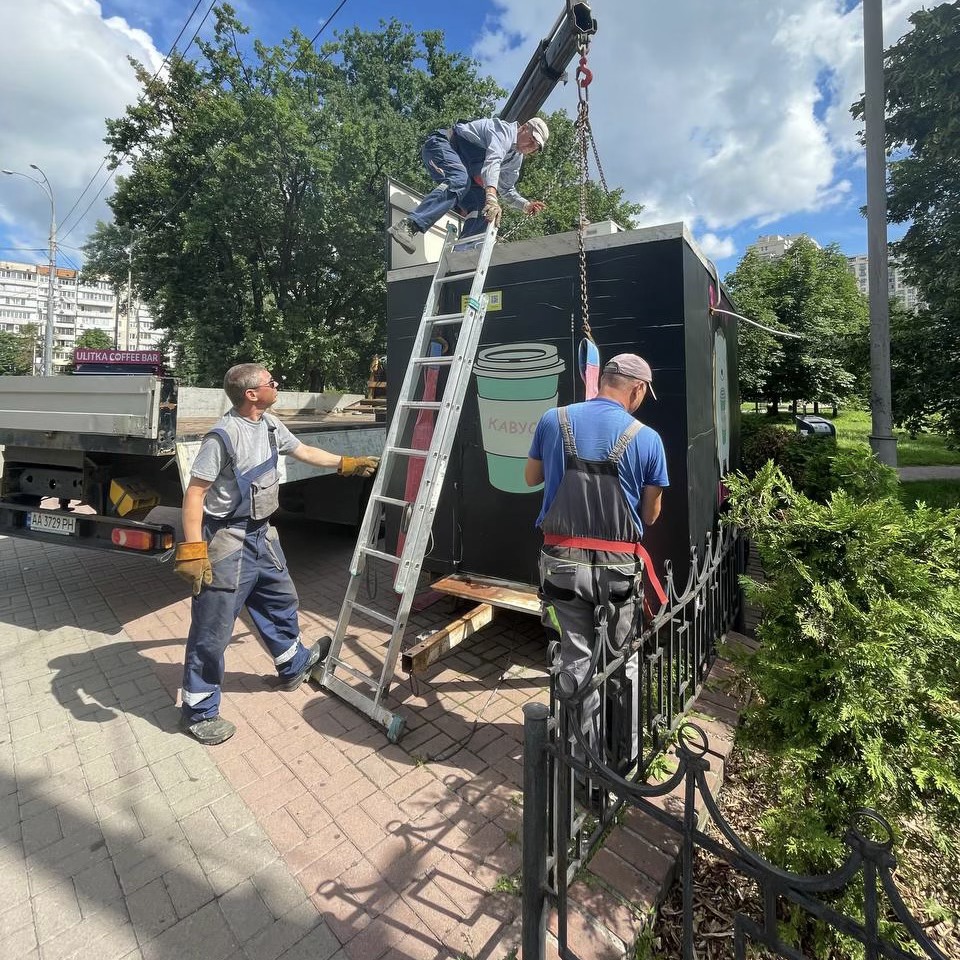 Скільки незаконних споруд демонтували у Києві за літо