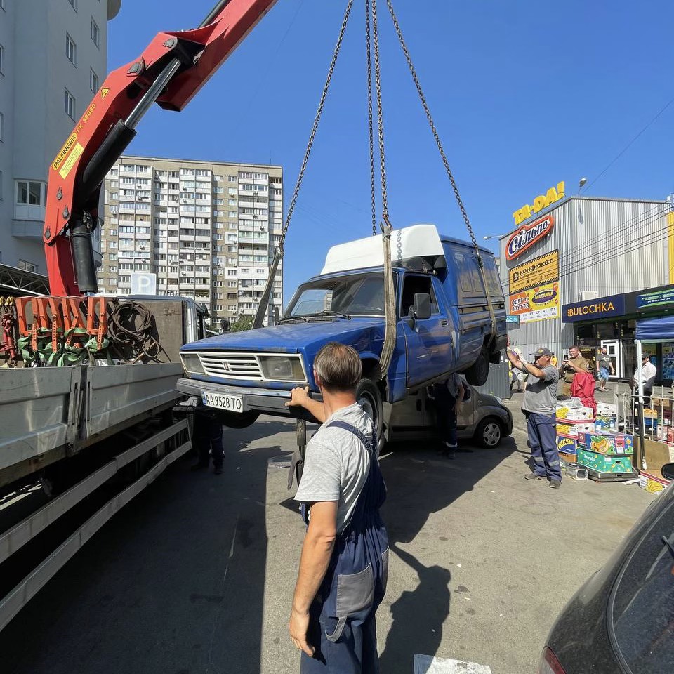 Скільки незаконних споруд демонтували у Києві за літо