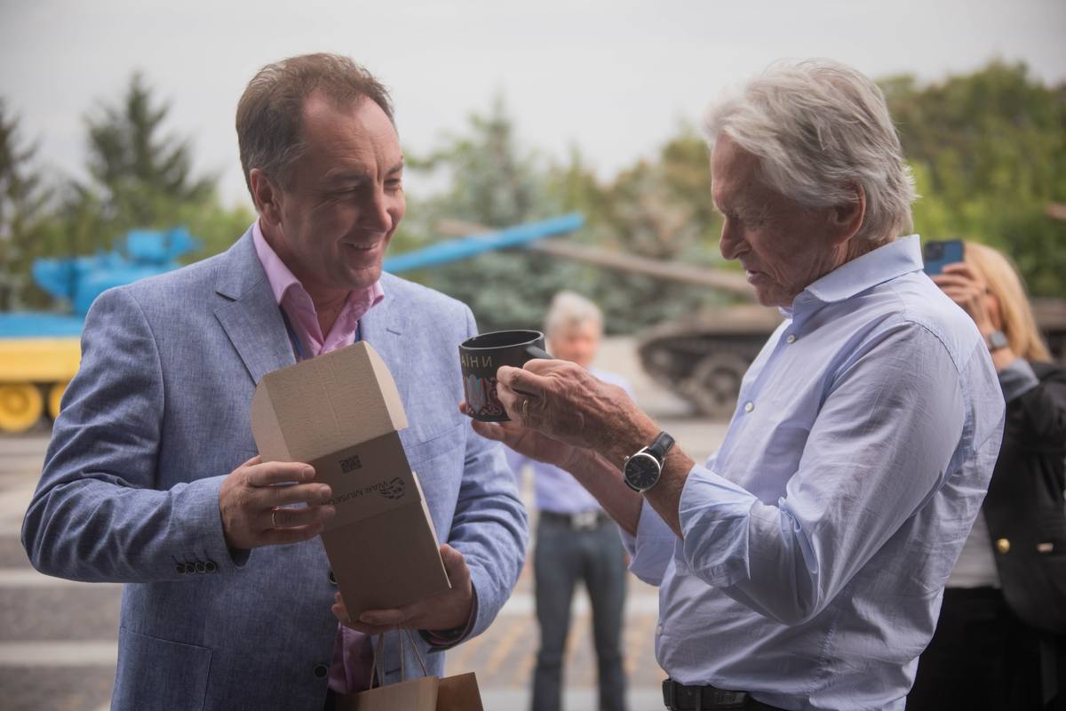 Майкл Дуглас відвідав Музей війни та піднявся на Батьківщину-Мати