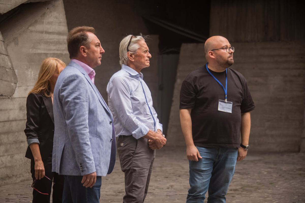 Майкл Дуглас відвідав Музей війни та піднявся на Батьківщину-Мати