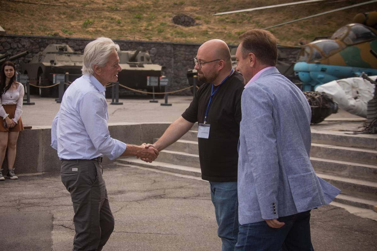 Майкл Дуглас відвідав Музей війни та піднявся на Батьківщину-Мати