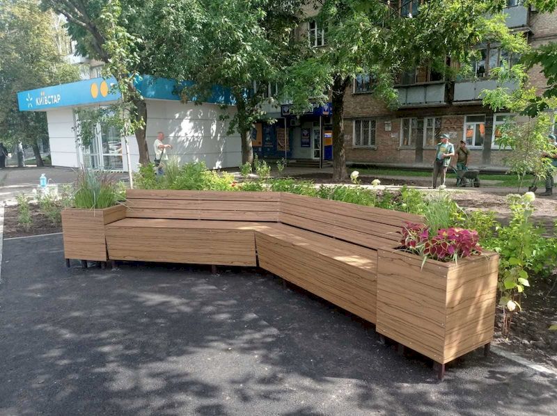 На Пріорці встановили вуличні меблі з живими рослинами