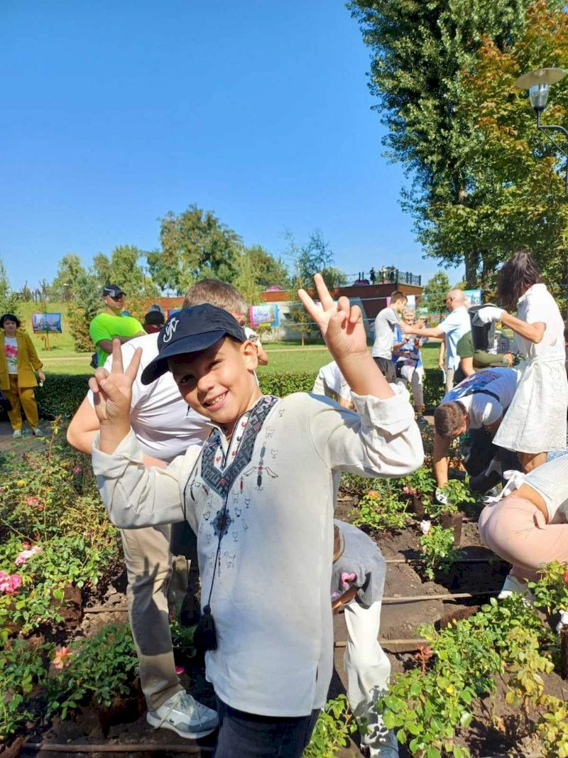 У парку Наталка висадили троянди на Бахмута