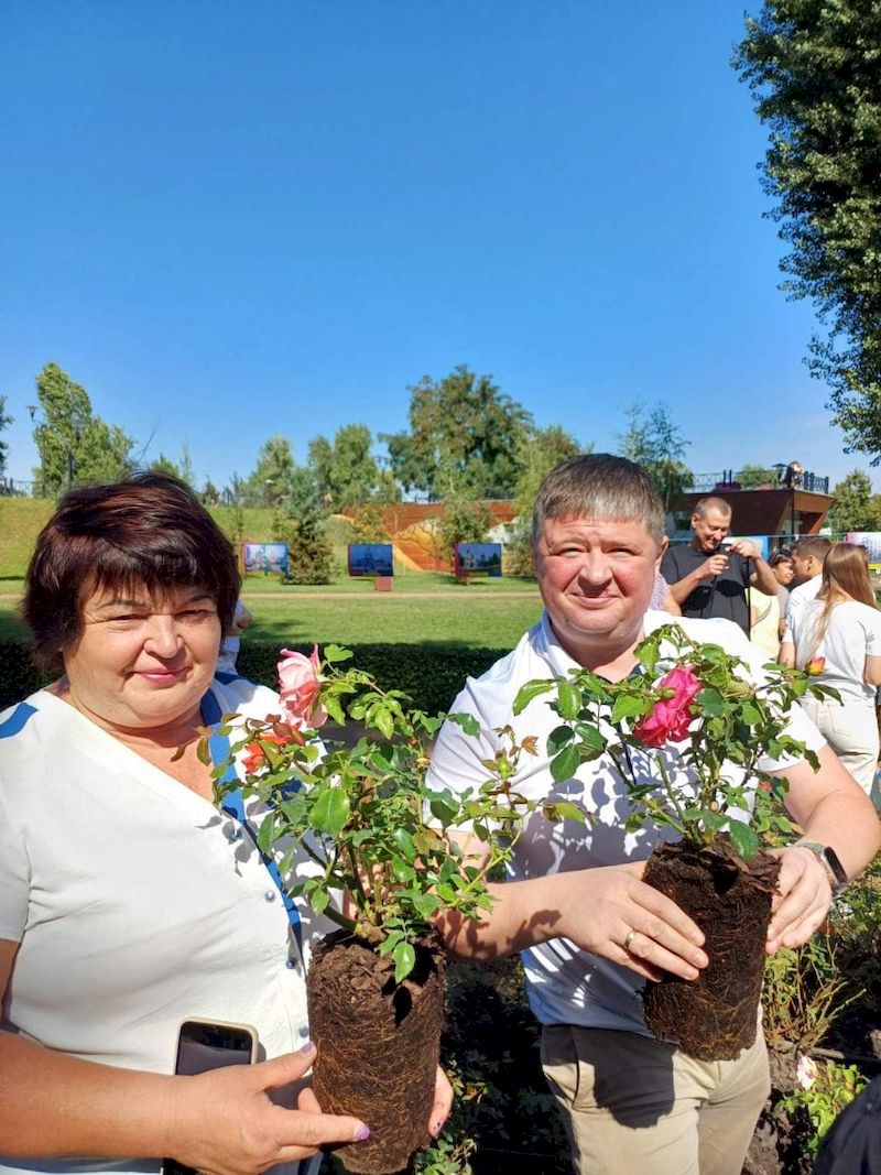 У парку Наталка висадили троянди на Бахмута