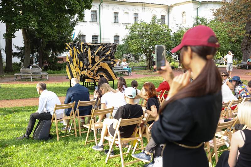 У Києві відкрили артоб'єкт Re:Forma духу з уламка 400-річної липи Петра Могили