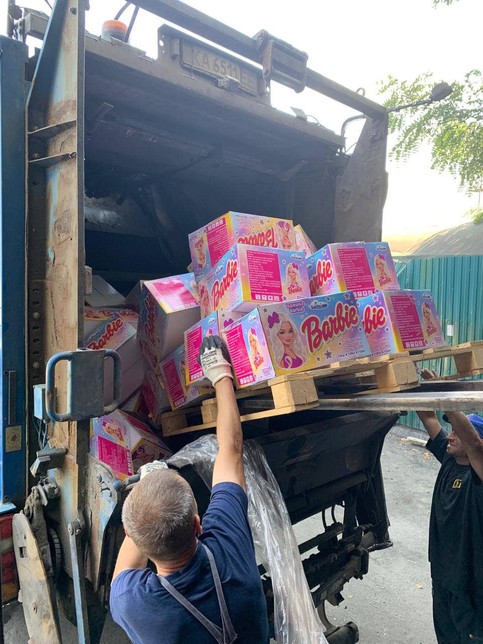 Київські митники спалили тисячі контрафактних іграшок Barbie