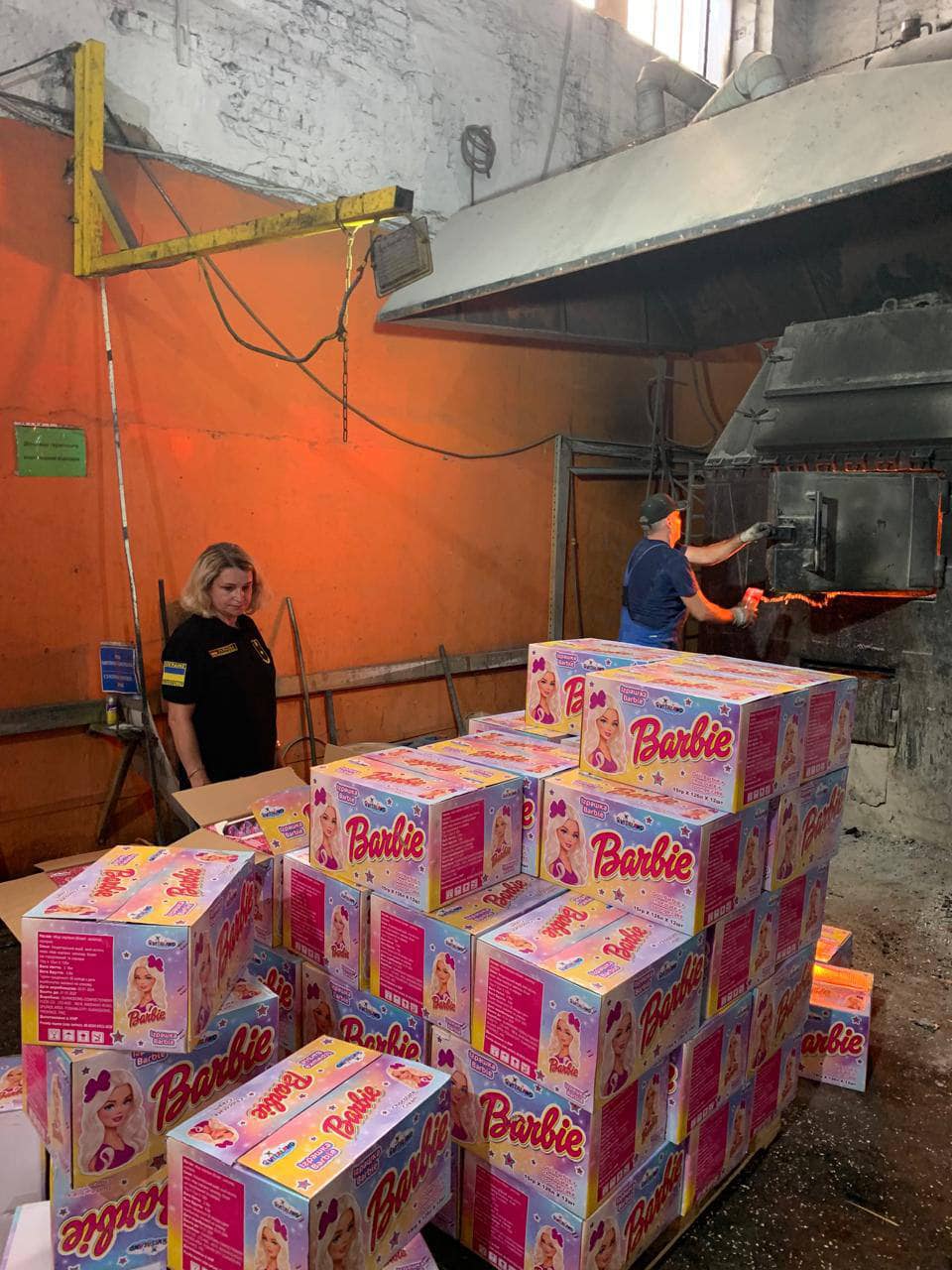 Київські митники спалили тисячі контрафактних іграшок Barbie