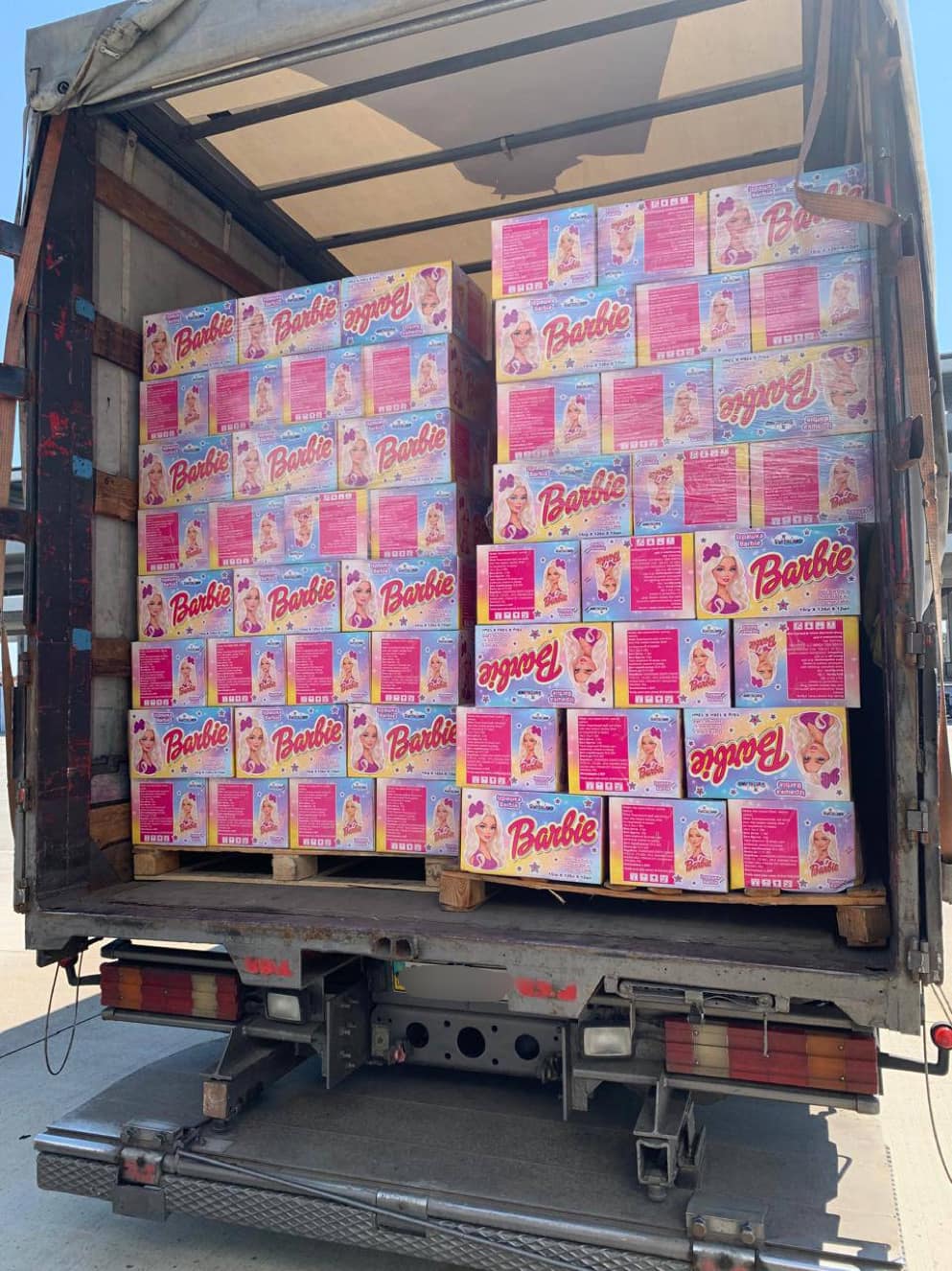 Київські митники спалили тисячі контрафактних іграшок Barbie