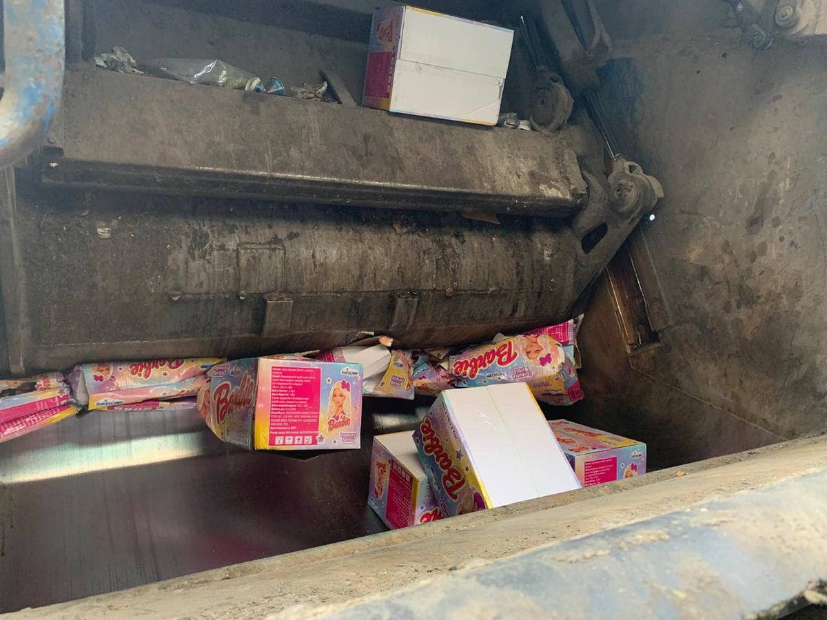 Київські митники спалили тисячі контрафактних іграшок Barbie