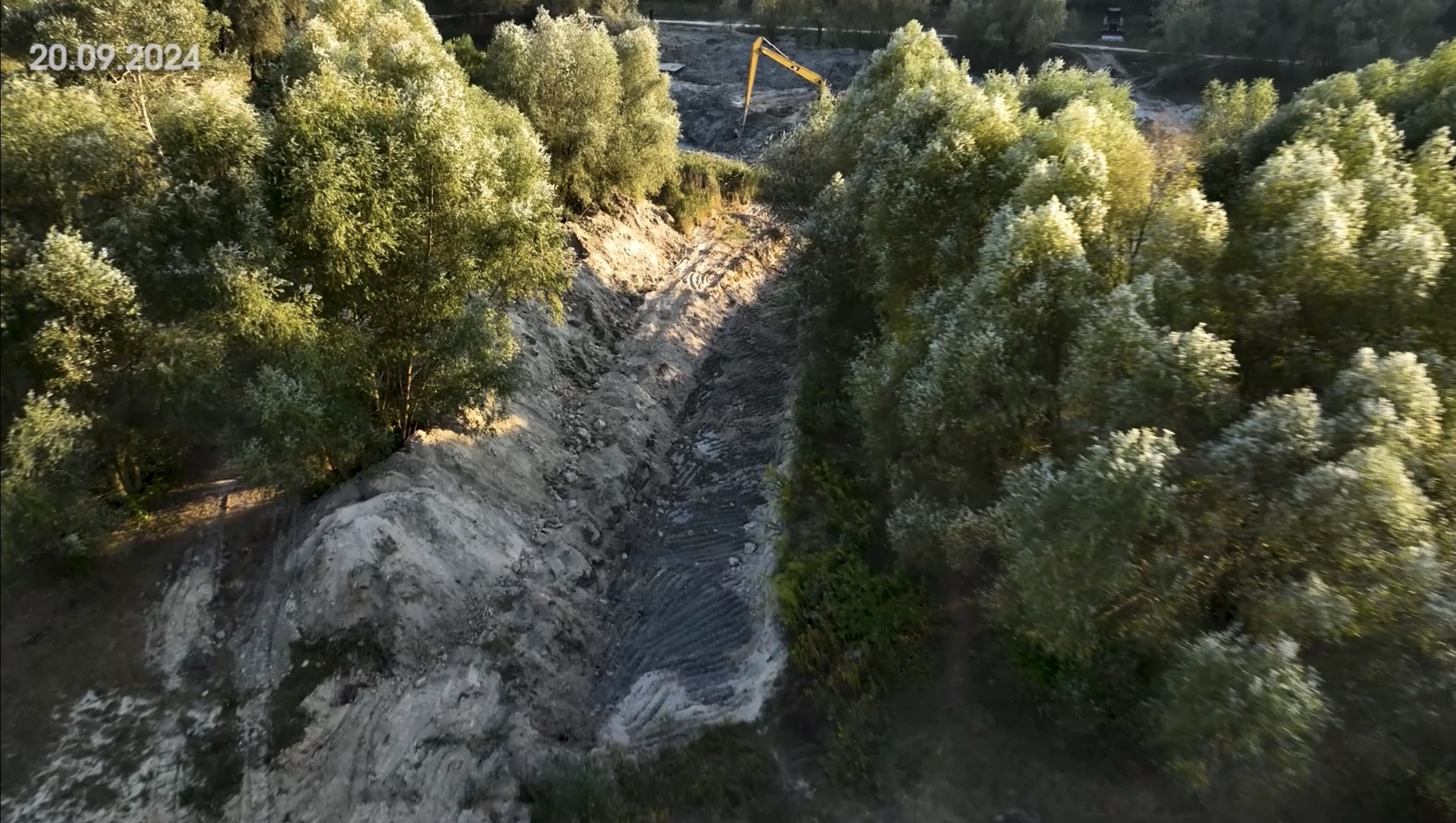 На Виноградарі почали роботи з відновлення озера Синє