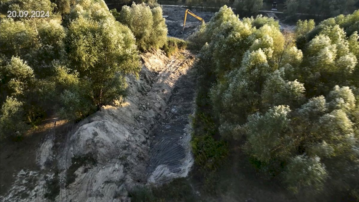 На Виноградарі почали роботи з відновлення озера Синє