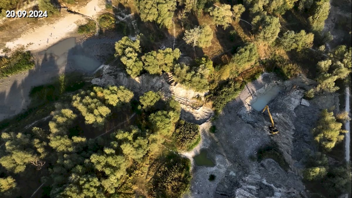 На Виноградарі почали роботи з відновлення озера Синє