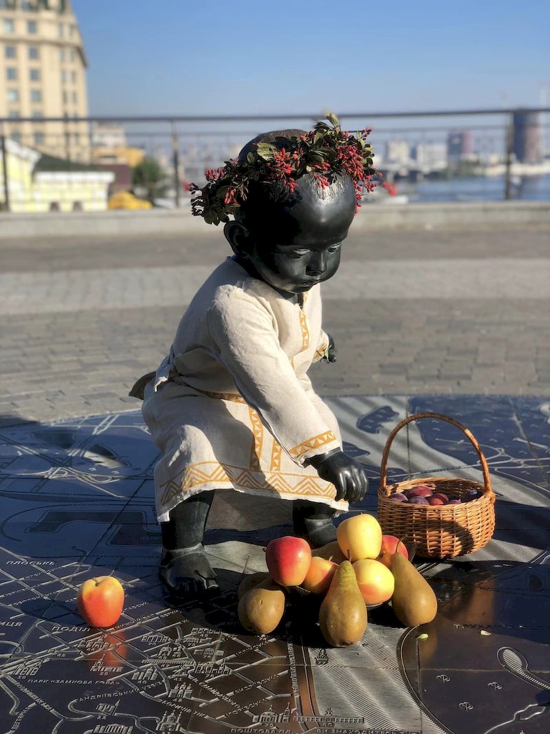 Малюків-засновників Києва переодягли до дня осіннього рівнодення