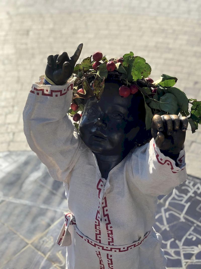 Малюків-засновників Києва переодягли до дня осіннього рівнодення