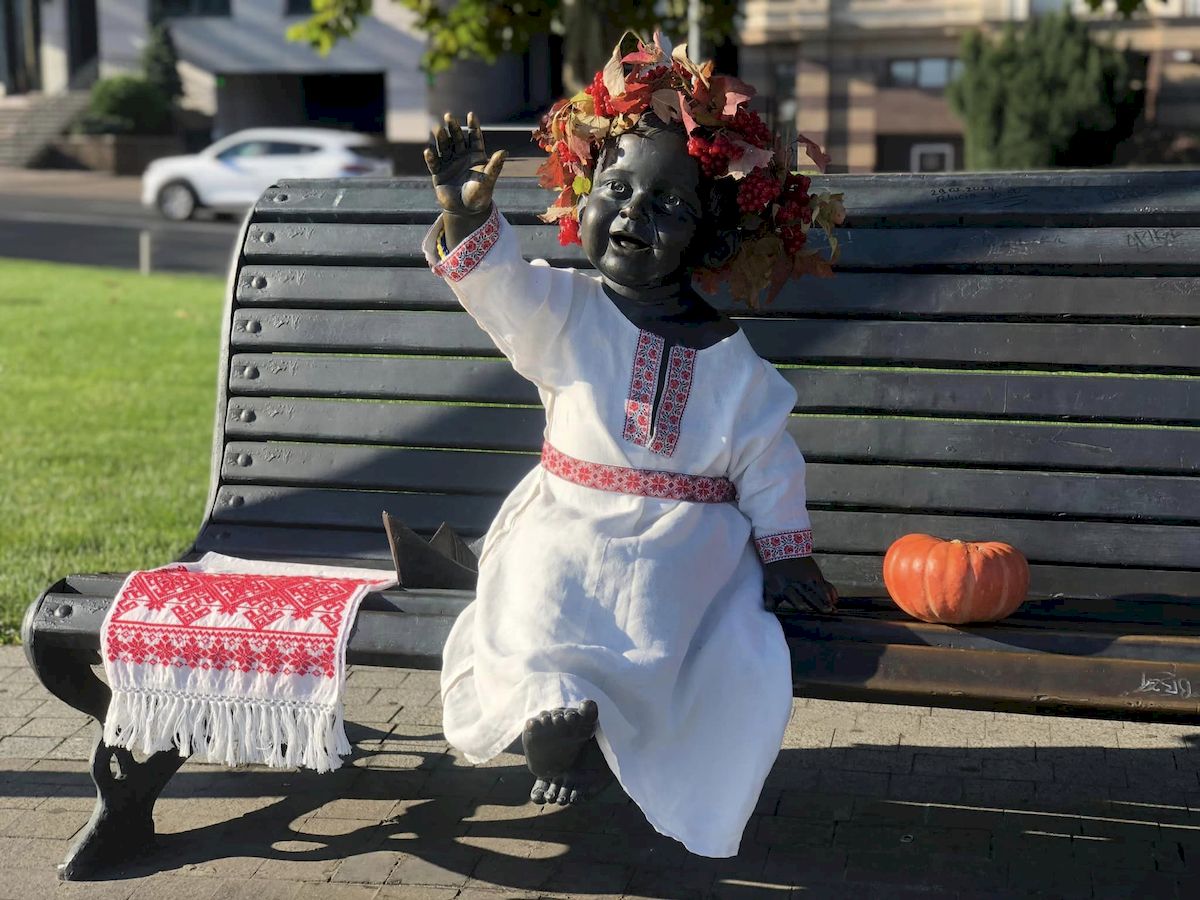 Малюків-засновників Києва переодягли до дня осіннього рівнодення