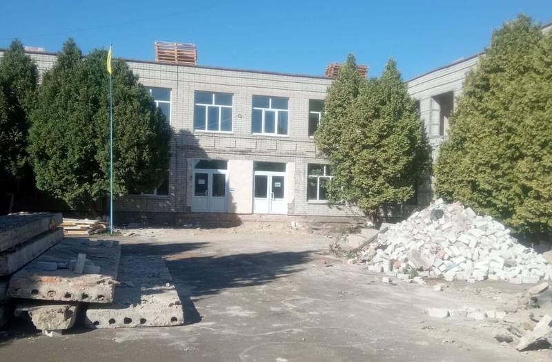 На Київщині відновлюють ще один пошкоджений російськими обстрілами ліцей