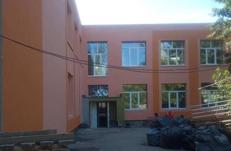 На Київщині відновлюють ще один пошкоджений російськими обстрілами ліцей