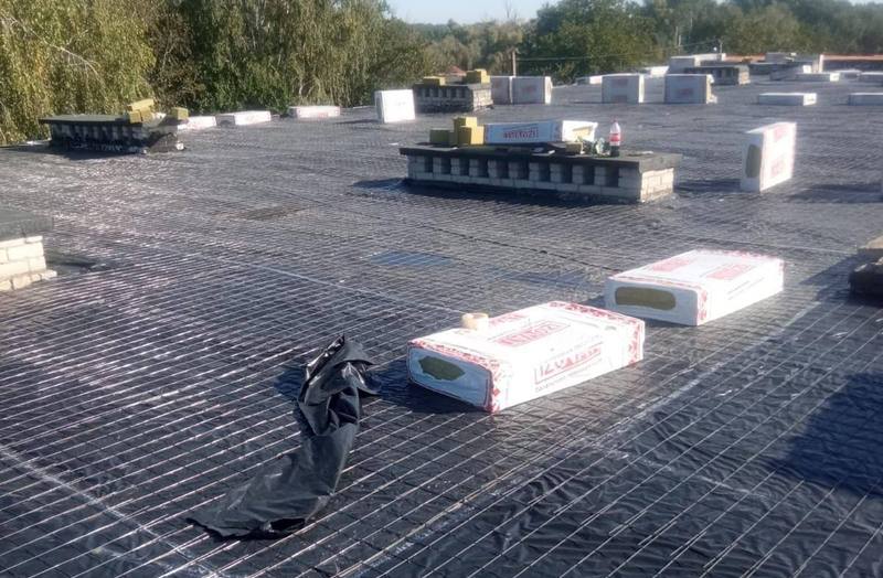 На Київщині відновлюють ще один пошкоджений російськими обстрілами ліцей