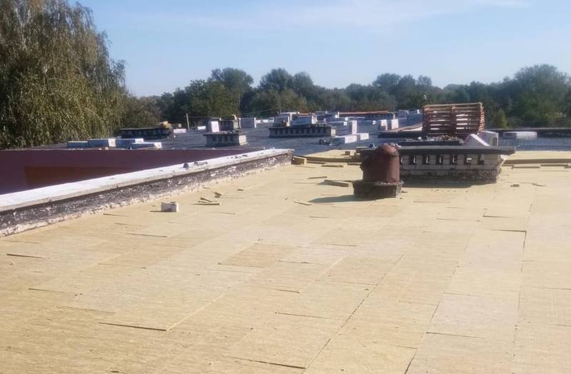 На Київщині відновлюють ще один пошкоджений російськими обстрілами ліцей