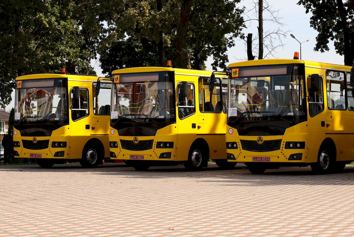 Десять громад Київщини отримали нові шкільні автобуси
