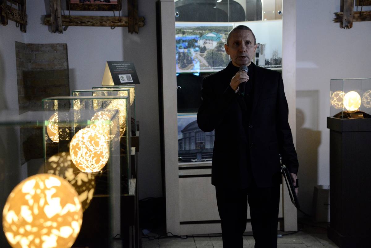 У Лаврі відкрили виставку робіт, врятованих з-під обстрілів Бахмута