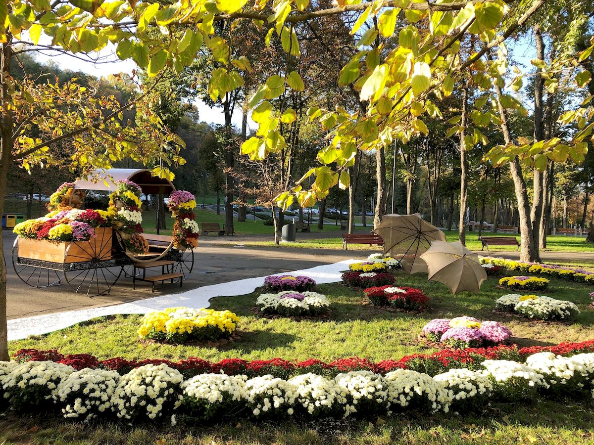 У парках та скверах Києва створили осінні фотозони з гарбузами та квітами