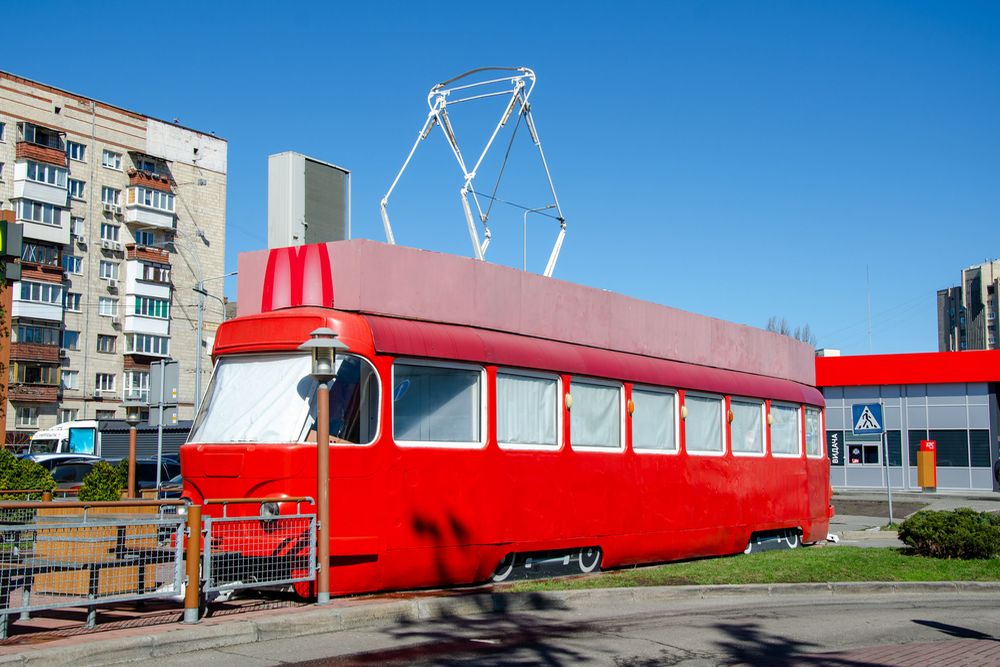 трамвай біля Макдональдса