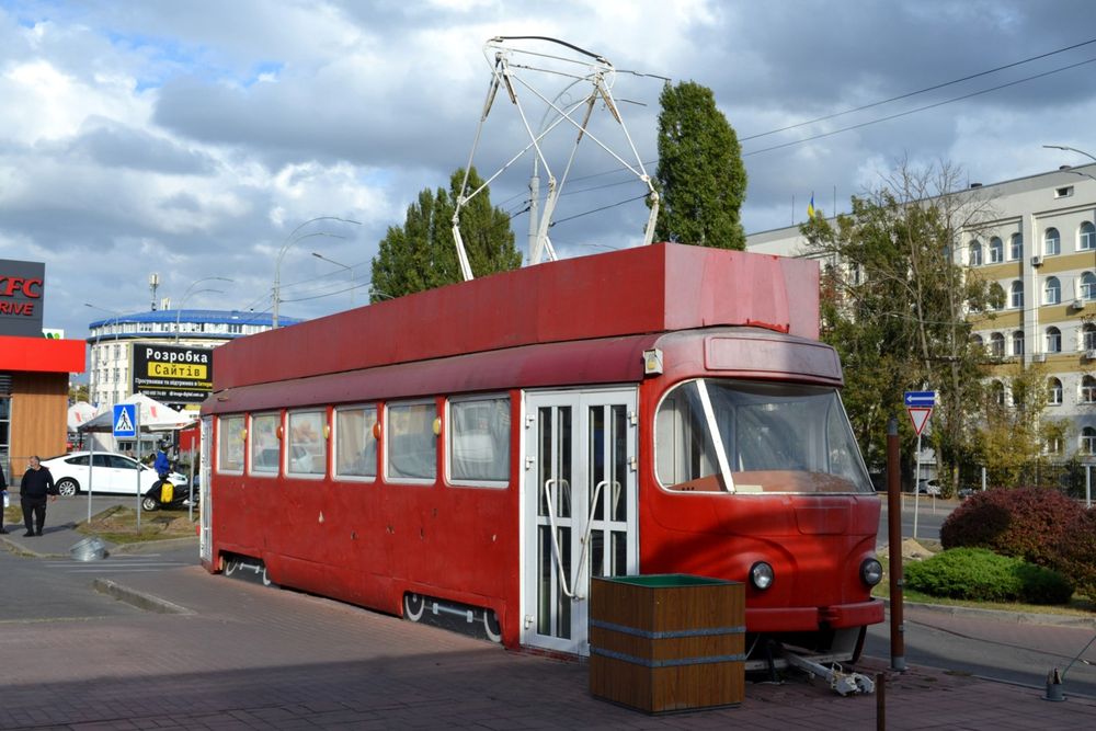 трамвай біля Макдональдса