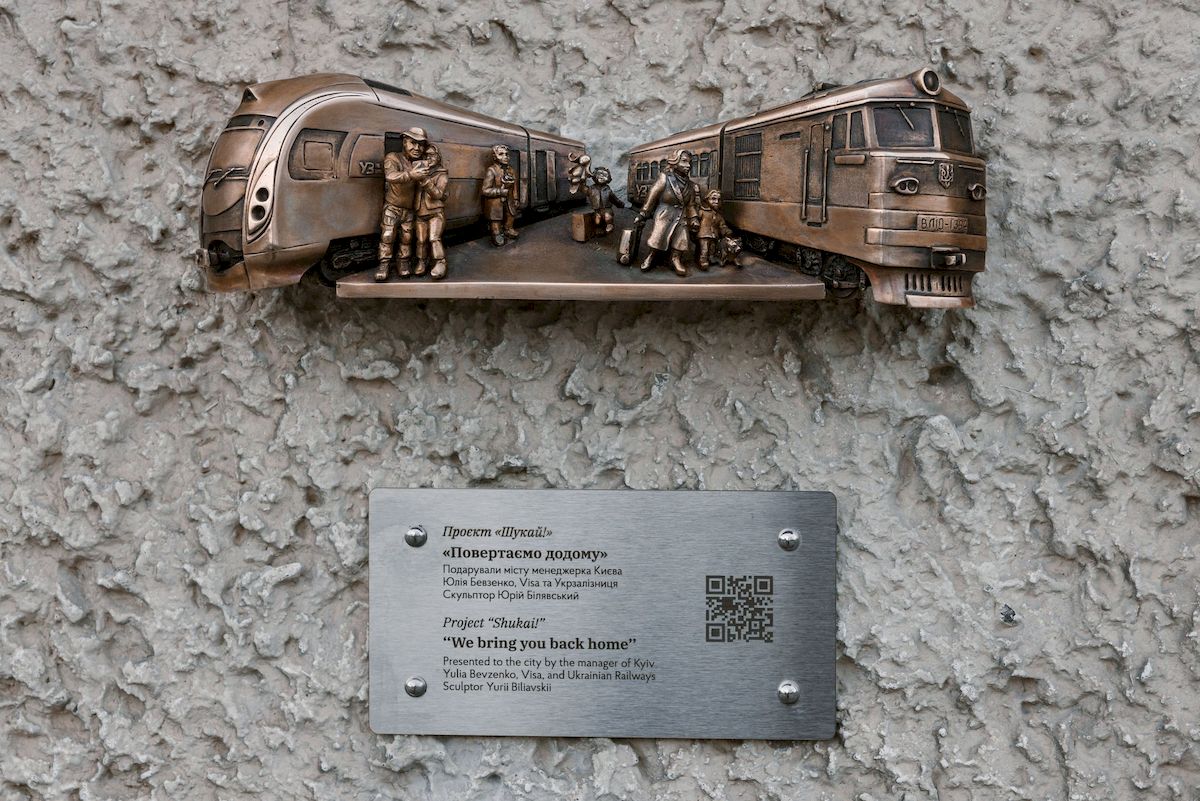У Києві відкрили мініскульптуру, присвячену поверненню додому