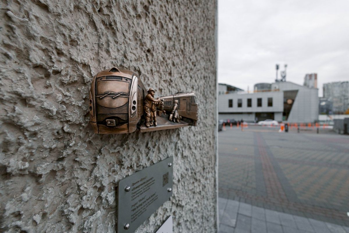 У Києві відкрили мініскульптуру, присвячену поверненню додому