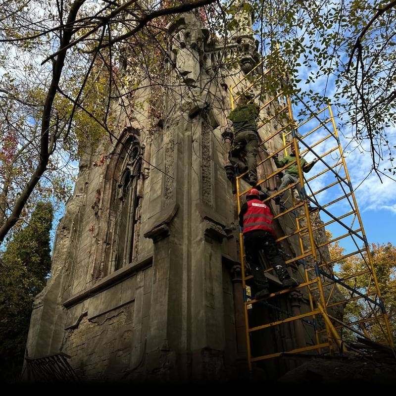 Унікальну каплицю Вітте на Байковому кладовищі очистили від дерев та рослин