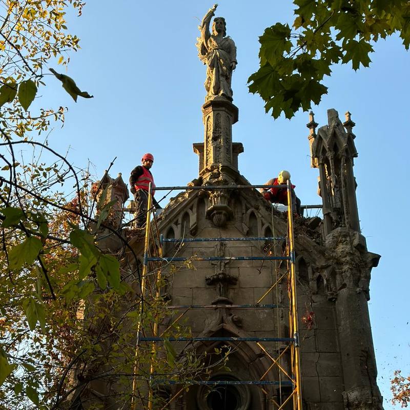 Унікальну каплицю Вітте на Байковому кладовищі очистили від дерев та рослин